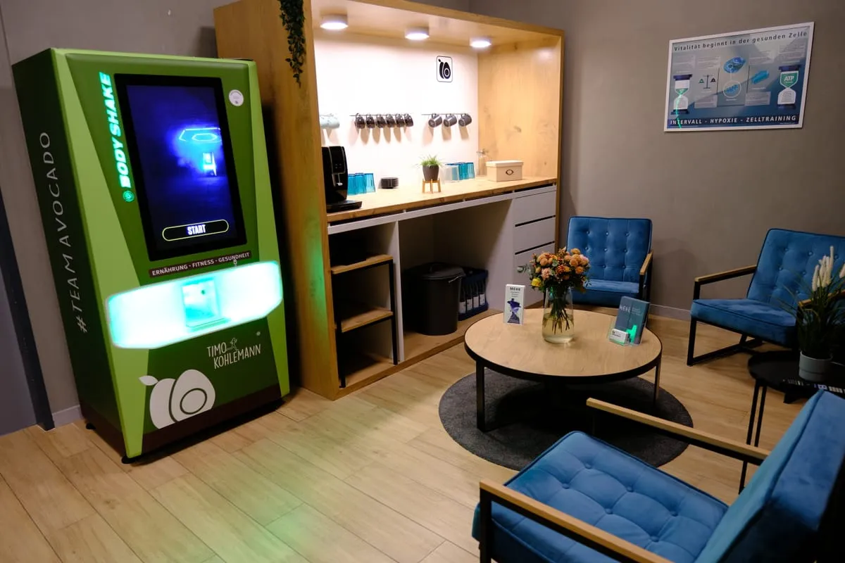 Lounge mit Bodyshake-Station und Sitzecke